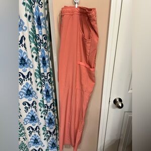 Dickies women’s scrub pants size large in coral.